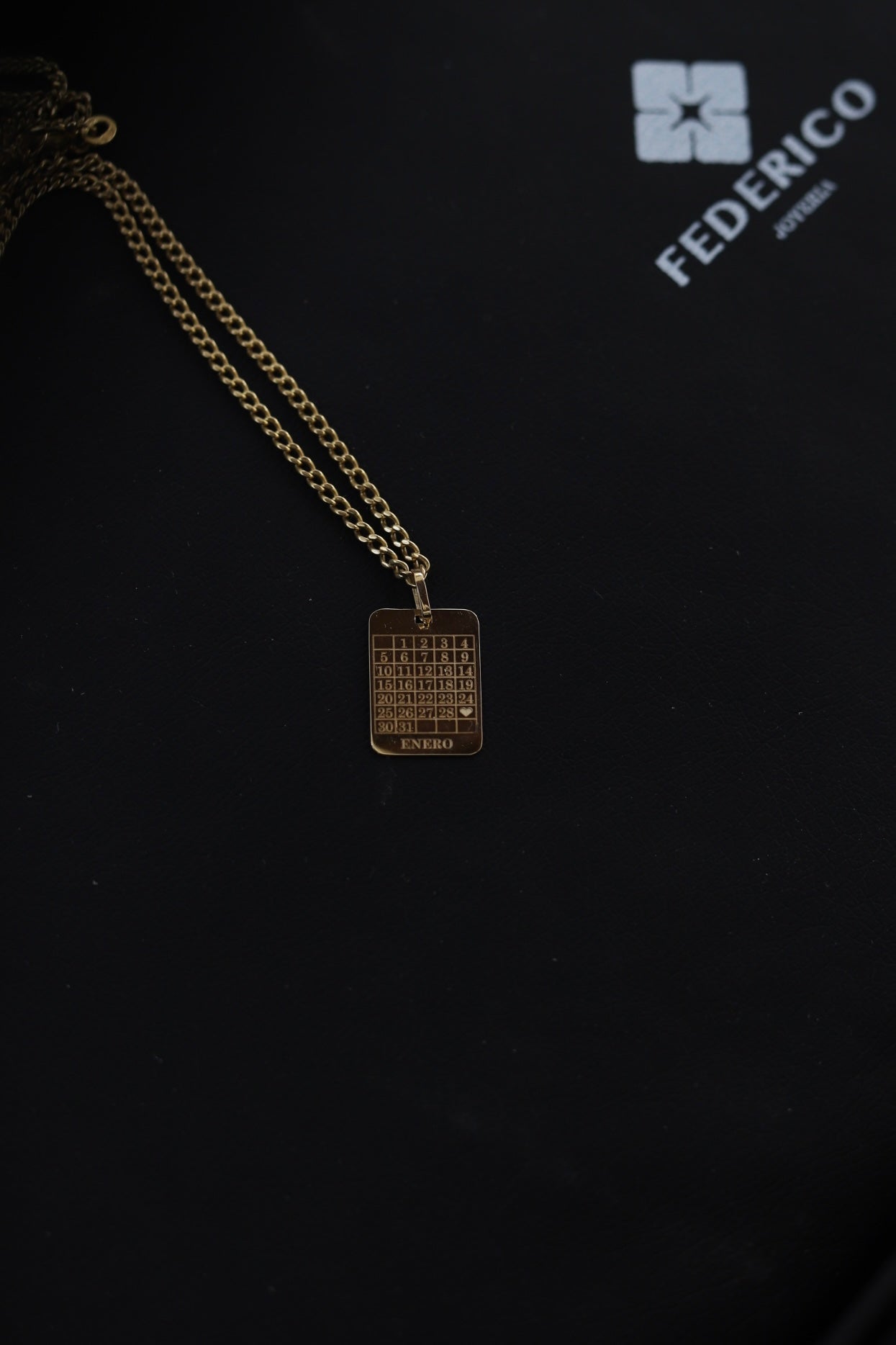Dije amor de calendario oro 18kt