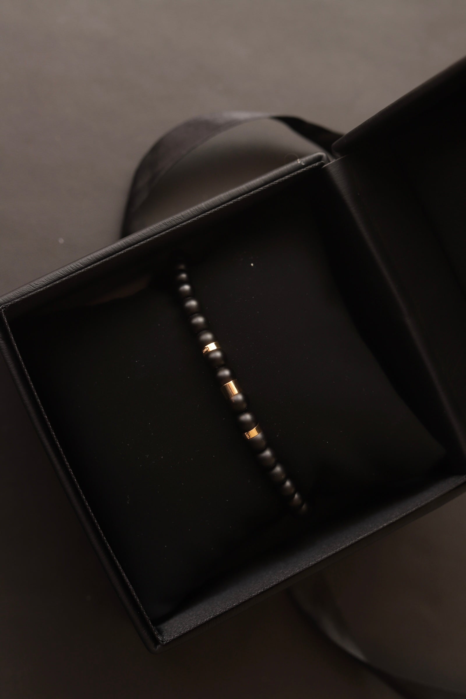 Stone onyx 18kt long hoop 2