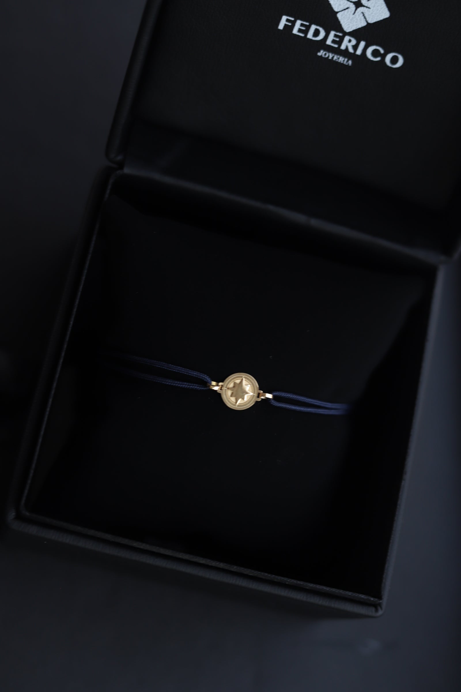 Brujula relieve pulsera oro18kt