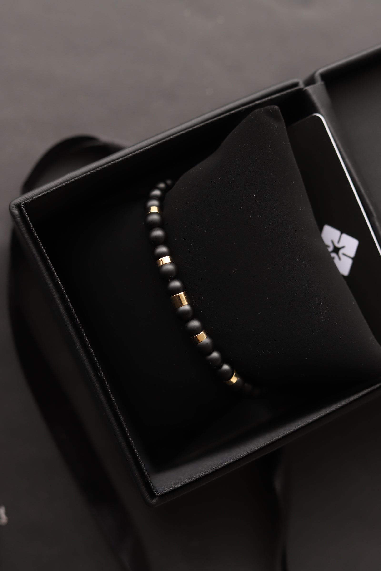 Onyx Big Hoops Line 4 Oro solido 18kt