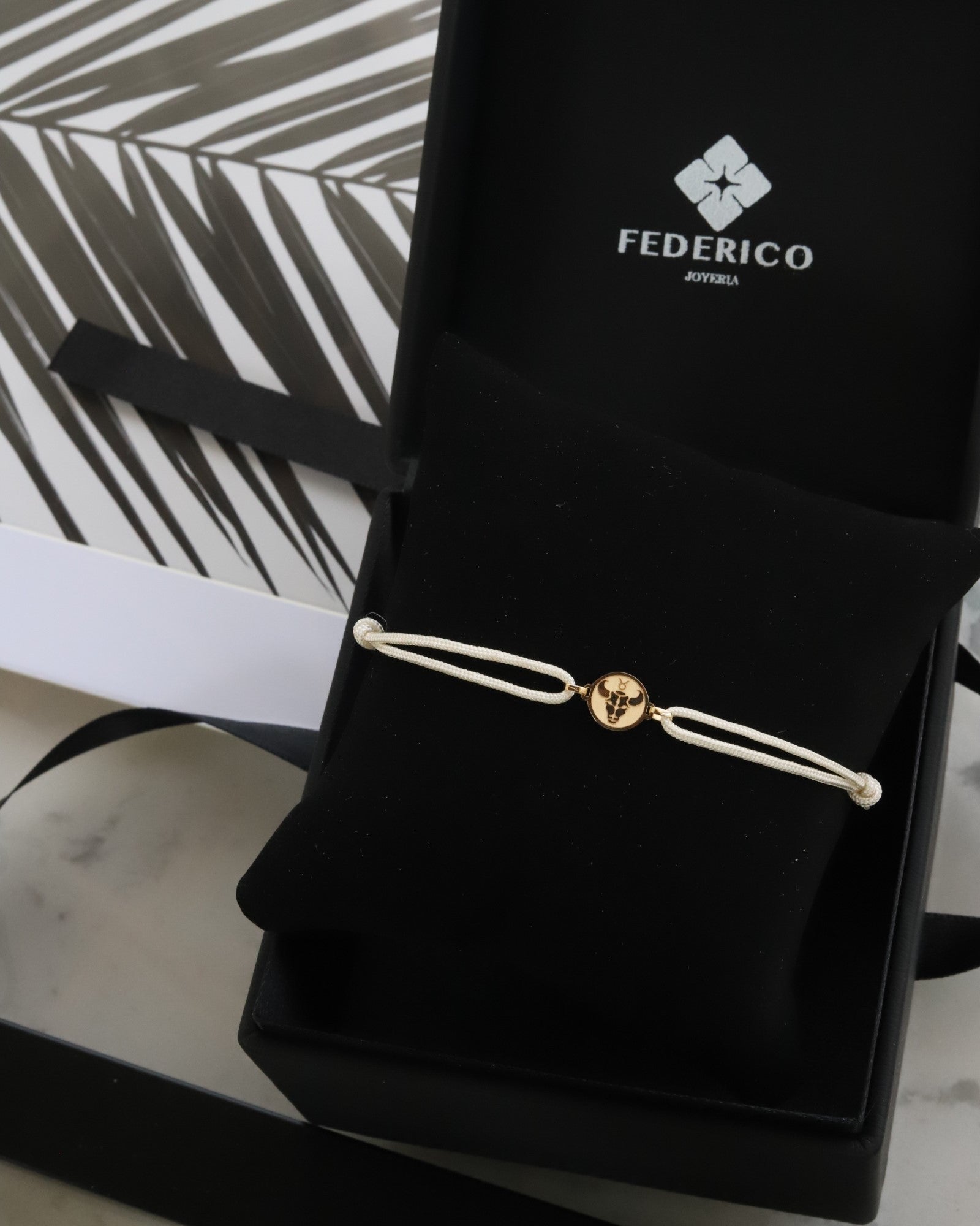 Tauro Zodiaco oro 18kt pulsera