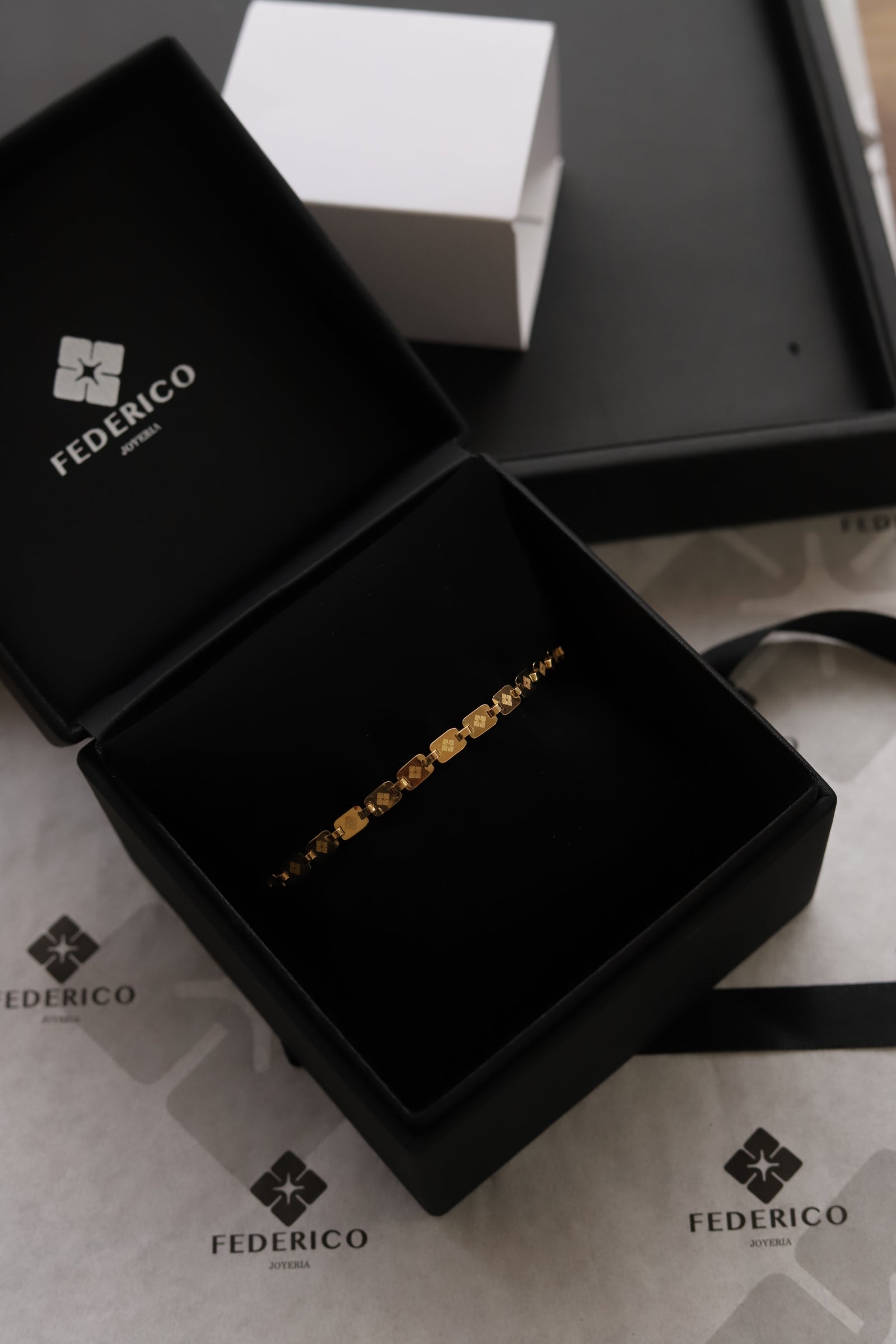 protector cadena eslabones pulsera oro 18kt