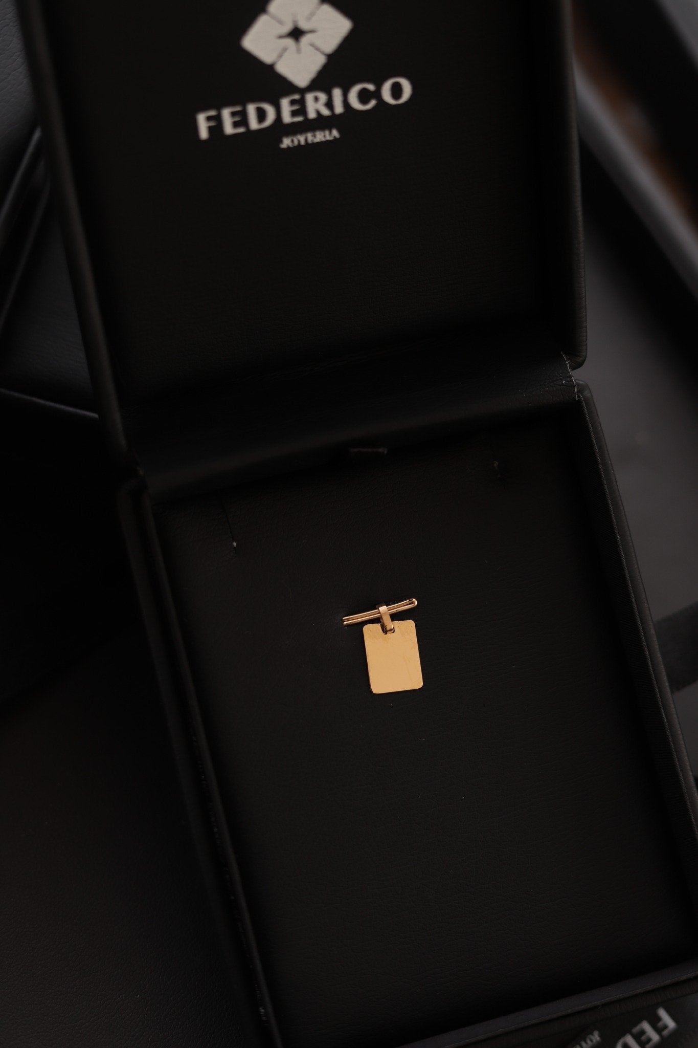 Mini dije inicial oro 18 kt
