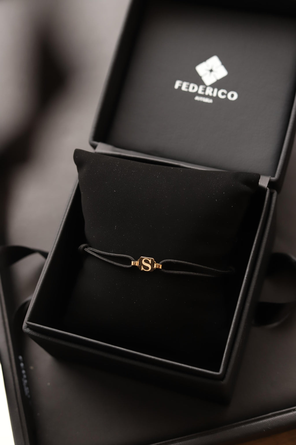 Tag inicial brazalete oro de 18kt