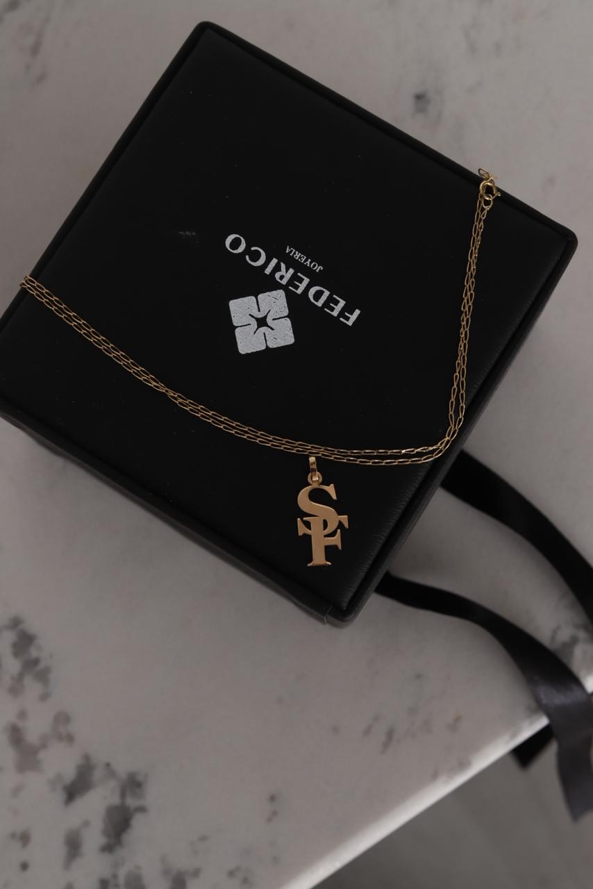 Dije inicial doble sólida oro 18kt