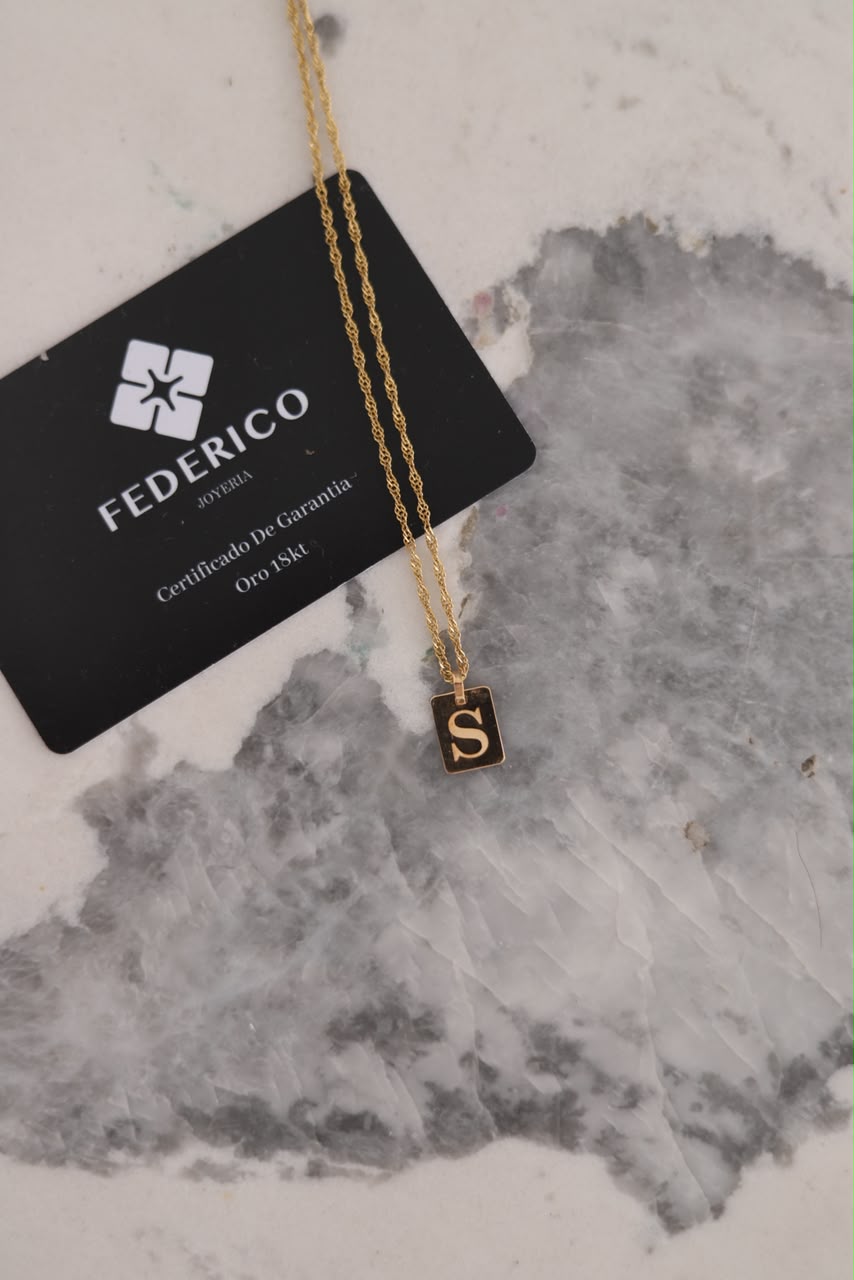 Mini dije inicial oro 18 kt