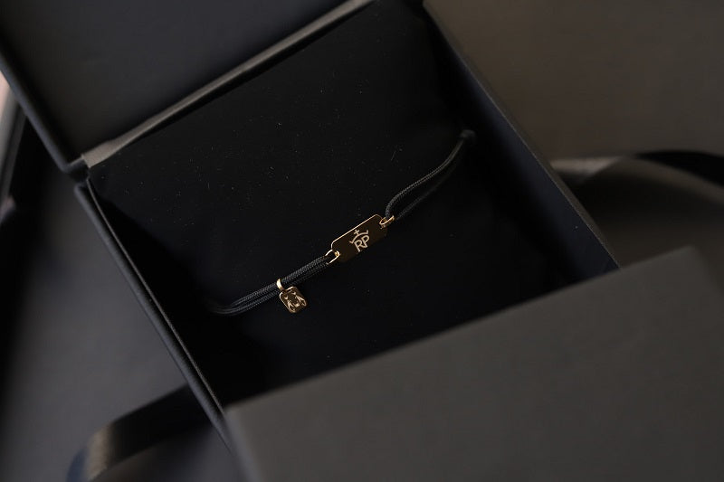 Inscripción dorada oro 18kt pulsera
