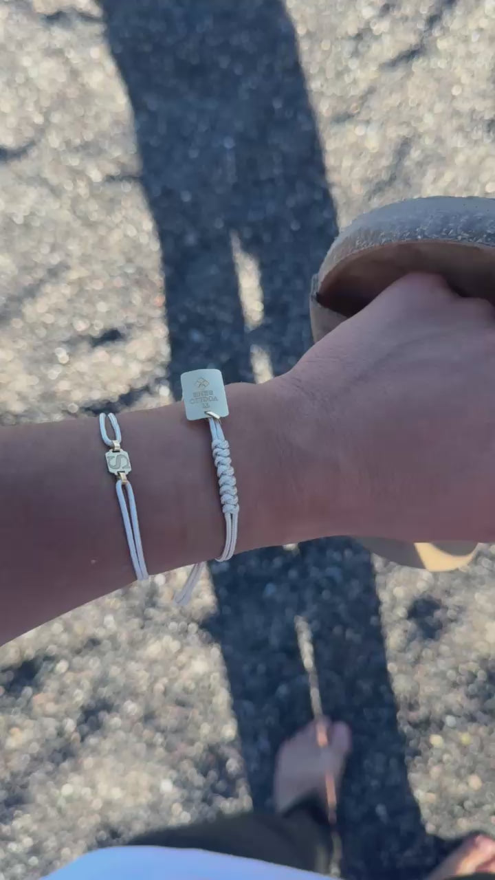 Tag inicial brazalete oro de 18kt