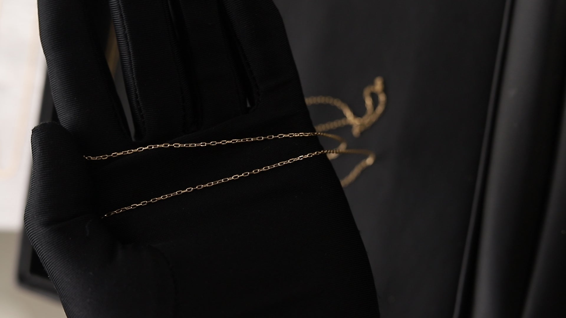 Cadena Silueta Dorada en oro 18kt